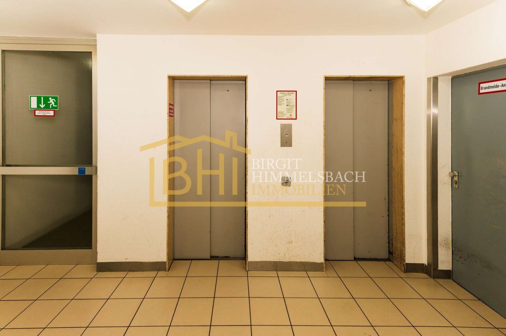 Treppenhaus mit Fahrstuhl