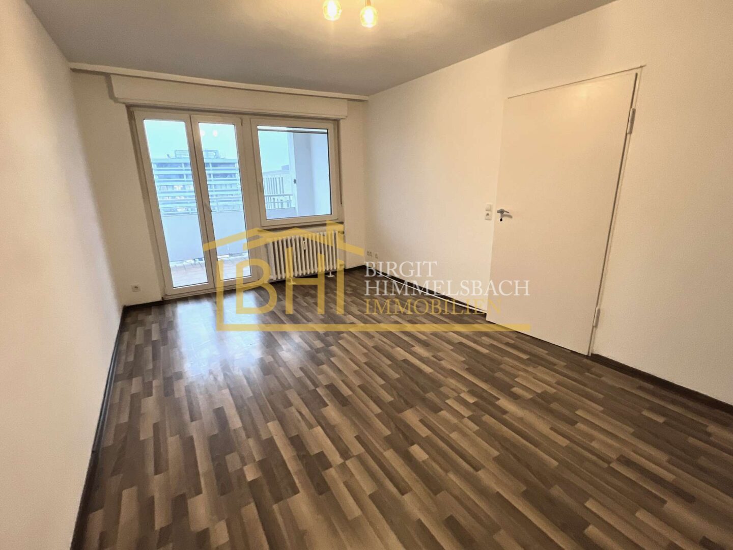 Wohnzimmer mit Balkon