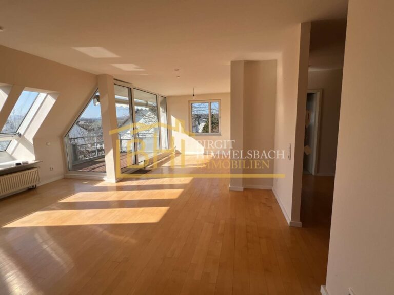 Wohnzimmer mit Balkon