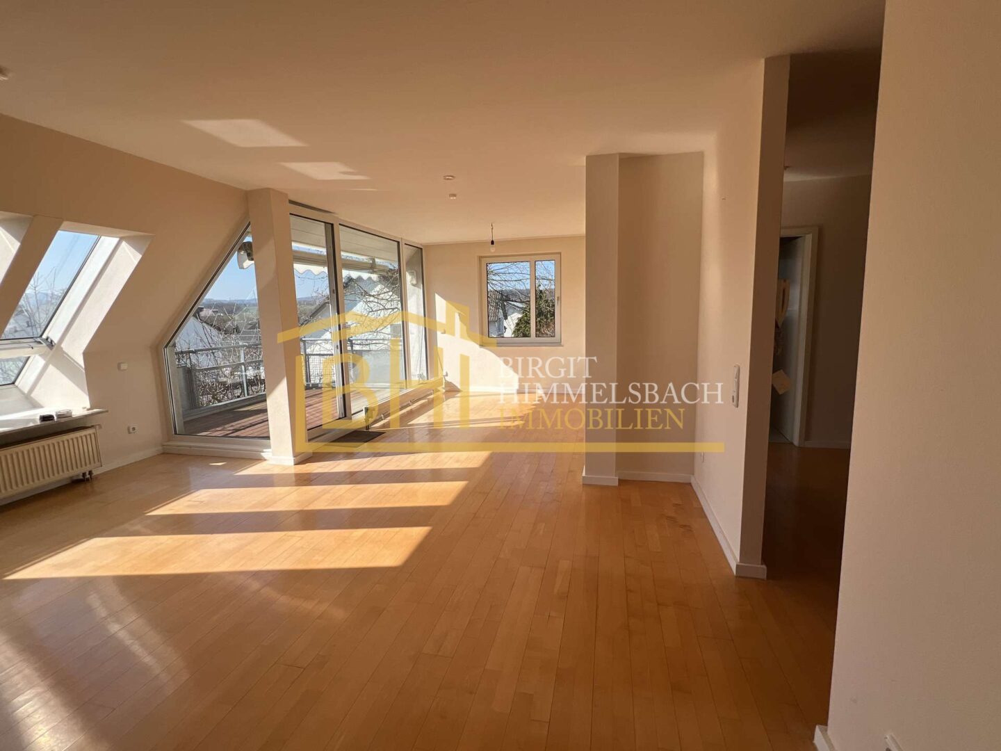 Wohnzimmer mit Balkon